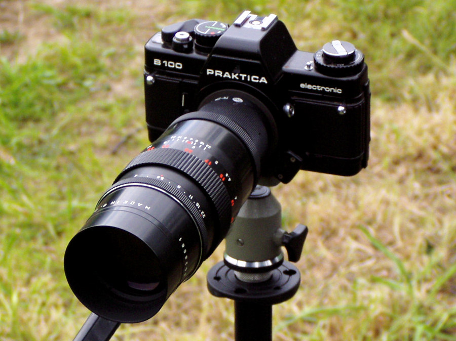 Praktica_B100_electronic_camera_with_Pentacon_200mm_lens